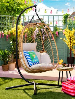 B&M GARDEN SS26 // BRIGHTS // HAMPSHIRE FOLDING EGG CHAIR £100 // MARGARITA FOILED CUSHION £8 // GOLDEN TRELLIS 0.6M £12.99 //
