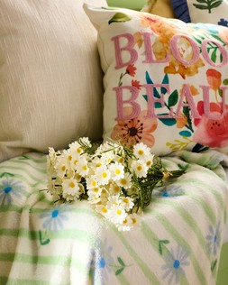 B&M HOME SS26 // COUNTRY RUSTIC // DAISY STEM £1.50 OR 2 FOR £2 // BLOOM CUSHION £10 // DAISY STRIPE SUPERSOFT THROW £5 //