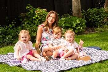 https://ww.prshots.co.uk/contents/archives/3654/1560/images/thumb350x287_auto/peacocks_dani-and-her-children_thumb.jpg