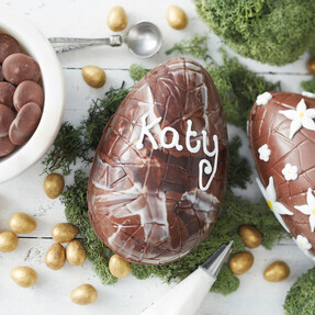 https://ww.prshots.co.uk/contents/archives/3746/1580/images/thumb350x287_auto/hobbycraft-hobbycraft-2-ways-to-make-chocolate-easter-eggs-ideas_58c1c_thumb.jpg