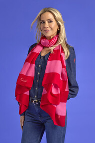 https://ww.prshots.co.uk/contents/archives/3783/1584/images/thumb350x287_auto/scamp-dude_scampanddude_mega-super-scarf-shoot_5828_thumb.jpg